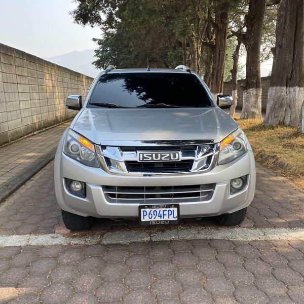 Isuzu D-MAX • 2014 • 98,000 mi 1