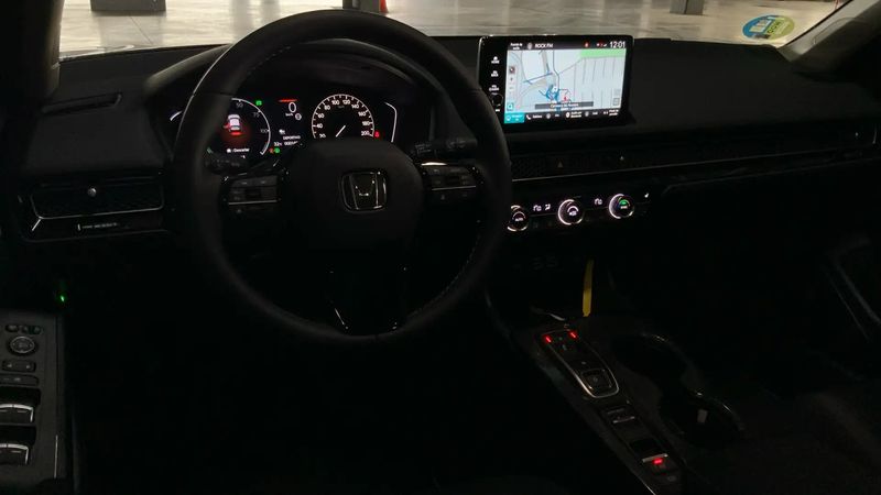 Honda Civic • 2024 • 1,400 km 3