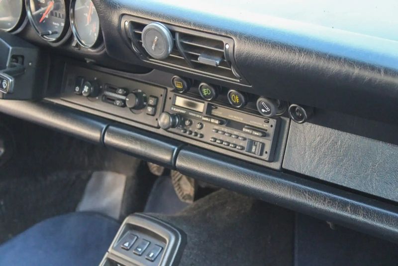 Porsche 911 • 1991 • 139,000 km 4