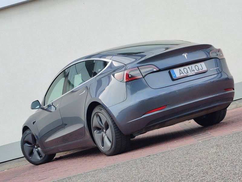 Tesla Model 3 • 2019 • 43,150 km 2