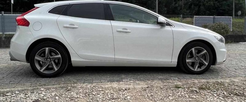 Volvo V40 • 2014 • 196,090 km 1