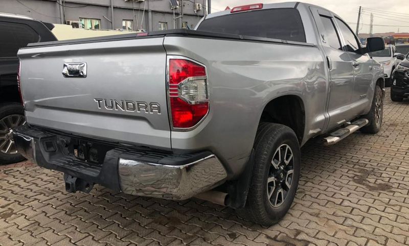 Toyota Tundra • 2017 • 80,000 km 3