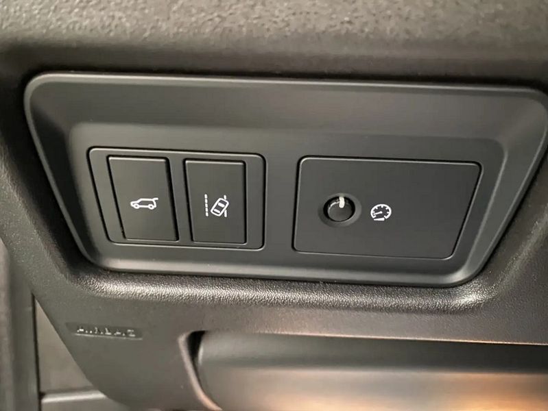 Land Rover Discovery Sport • 2018 • 141,000 km 10