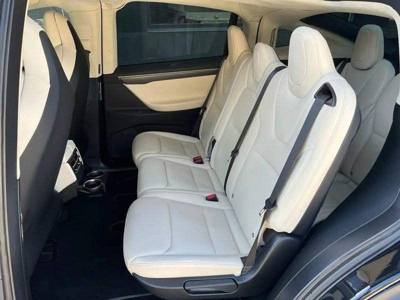 Tesla Model X • 2018 • 95,000 km 4