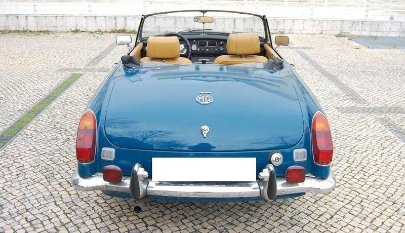 Mahindra Alturas G4 • 1973 • 210,000 km 2