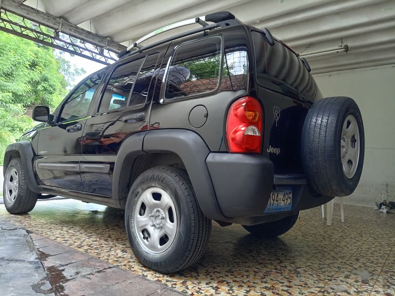 Jeep Liberty • 2004 • 176,000 km 3