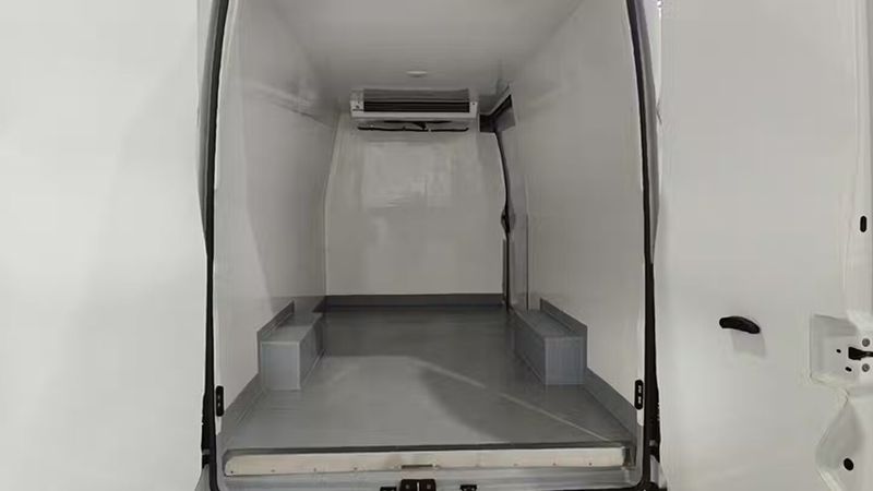 Mercedes-Benz Sprinter • 2024 • 42,261 km 13