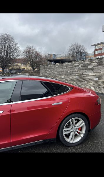 Tesla Model S • 2015 • 125,000 km 9