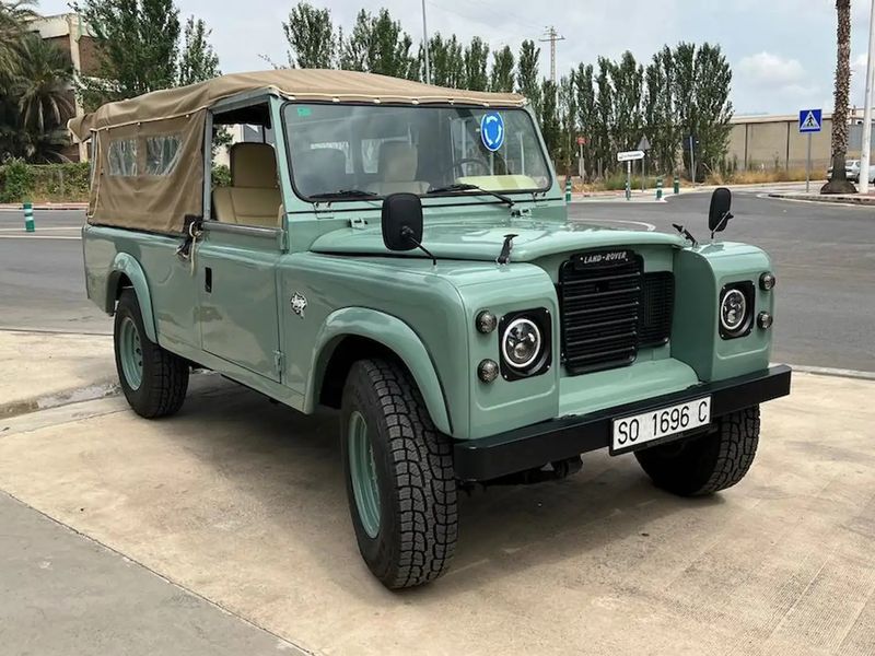 Land Rover Defender • 1983 • 35,000 km 1