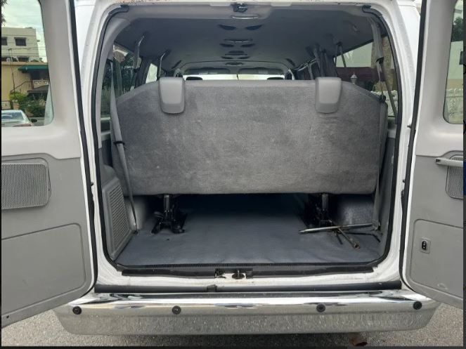 Ford E-350 • 2014 • 127,000 km 8