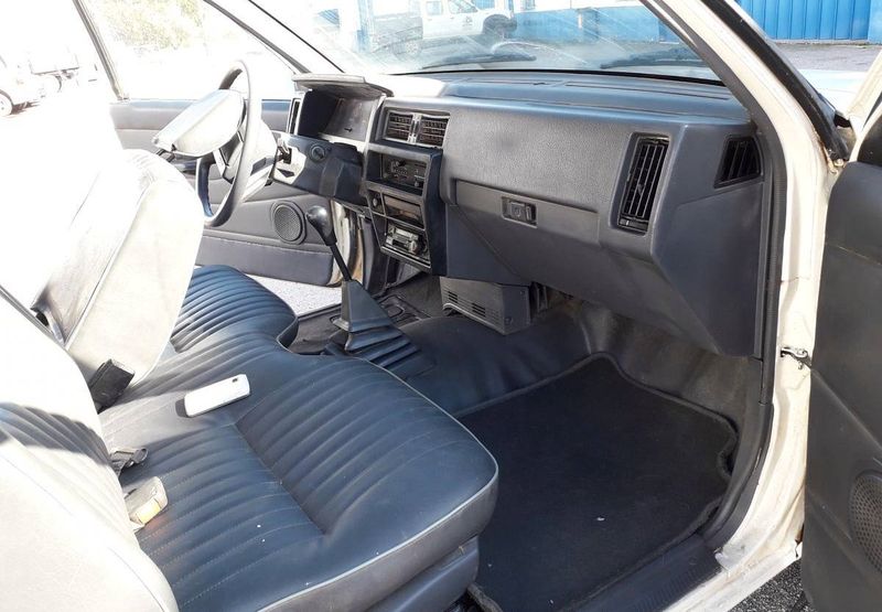 Nissan Pickup • 1993 • 200,000 km 7
