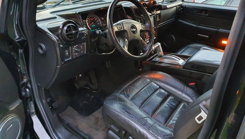 Hummer H2 • 2005 • 90,000 km 3