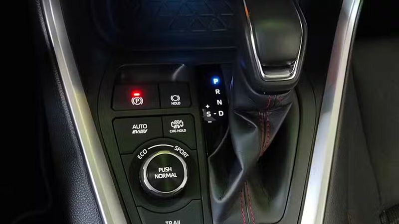 Toyota RAV4 • 2024 • 9,967 km 4