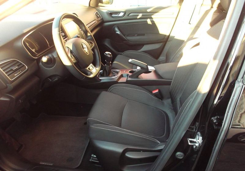 Renault Mégane • 2017 • 39,999 km 9