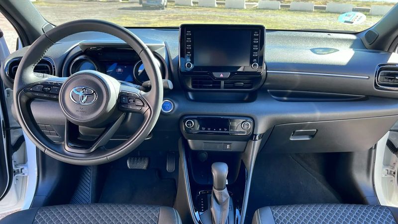Toyota Yaris • 2021 • 8,400 km 6