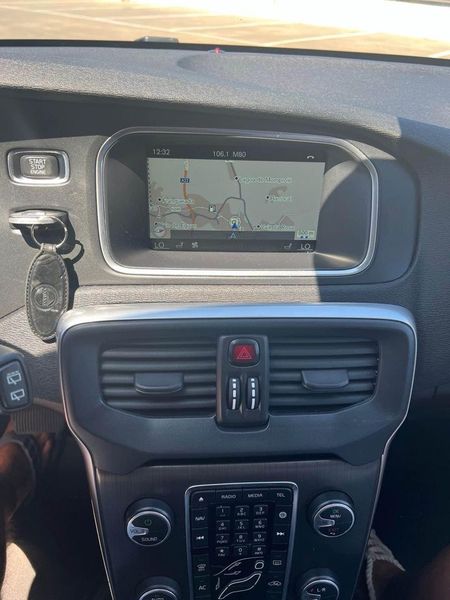 Volvo V40 • 2015 • 151,000 km 3