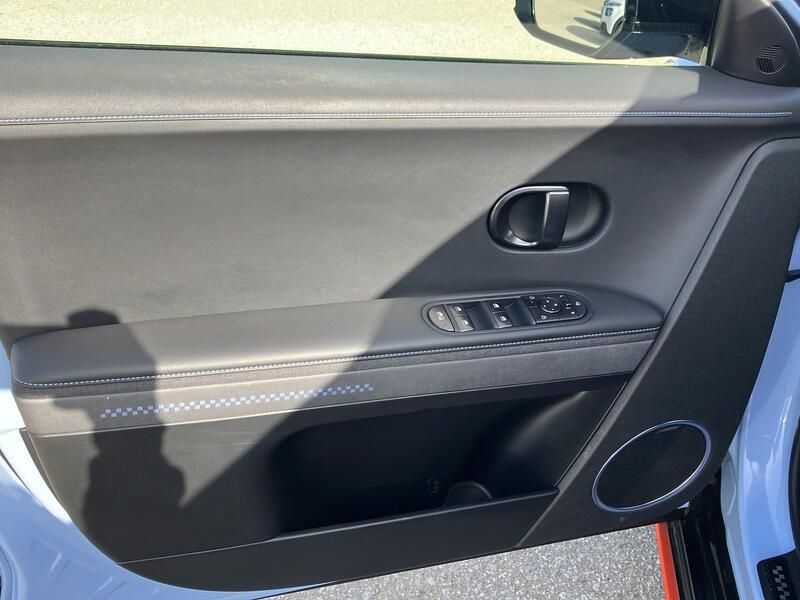 Hyundai Ioniq Electric • 2024 • 20,256 km 22