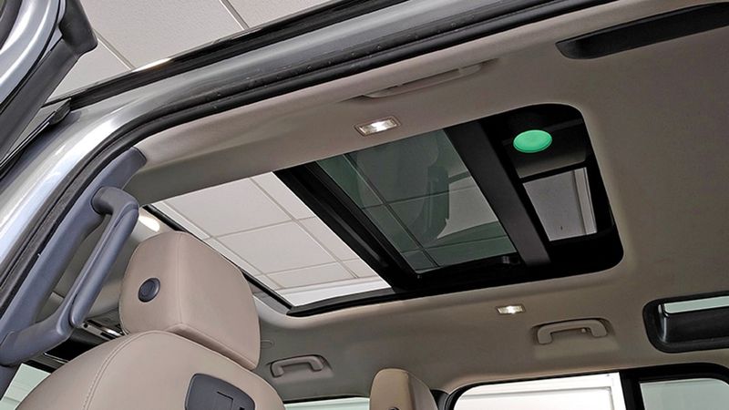 Land Rover Defender • 2020 • 70,205 km 5