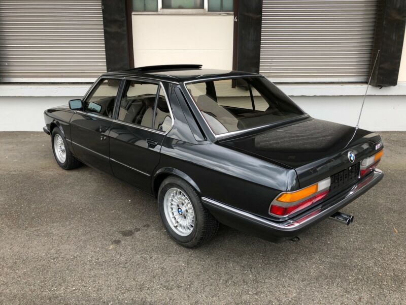 BMW M5 • 1985 • 114,000 km 4