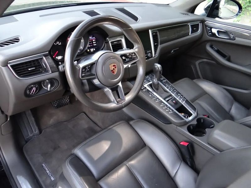 Porsche Macan • 2017 • 176,000 km 3