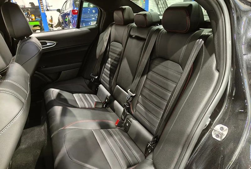 Alfa Romeo Giulia • 2024 • 17,615 km 7