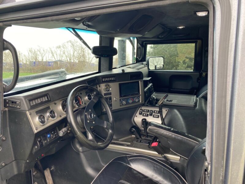 Hummer H1 • 2006 • 108,300 km 13