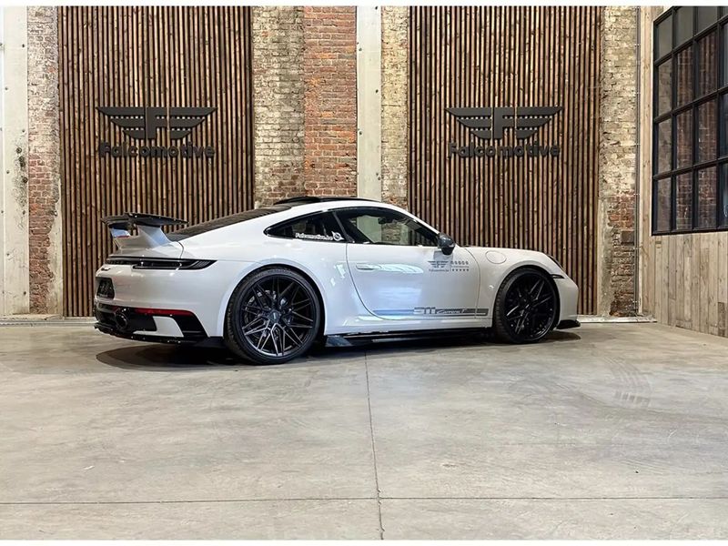 Porsche 911 • 2023 • 6,000 km 6