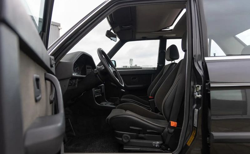 BMW 5 Series • 1985 • 130,000 km 7