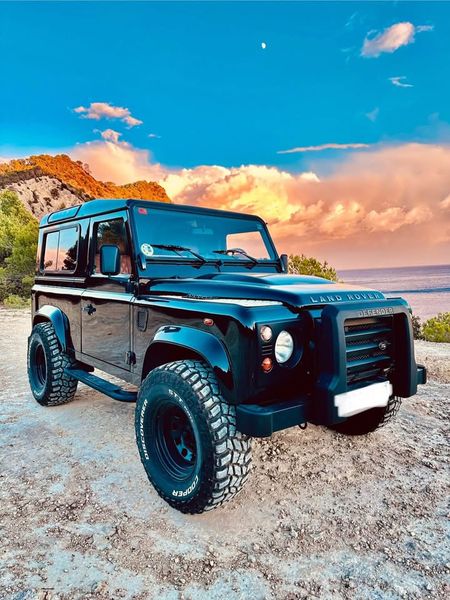 Land Rover Defender • 2007 • 185,000 km 2