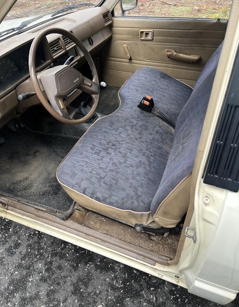 Toyota Hilux • 1988 • 247,000 km 2