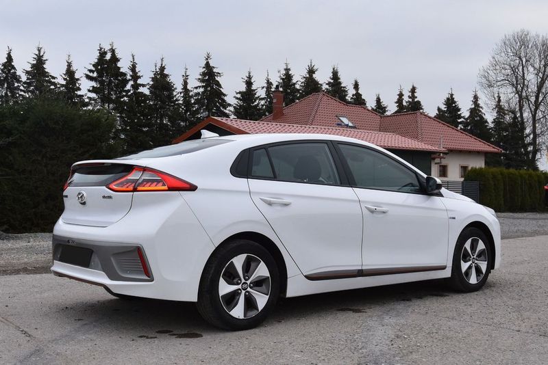 Hyundai Ioniq Electric • 2017 • 70,000 km 4