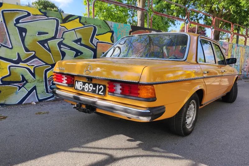 Mercedes-Benz 200 - 300 • 1981 • 566,000 km 2