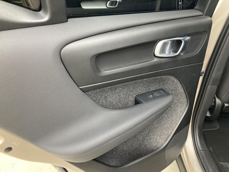 Volvo XC40 • 2024 • 45,624 km 24