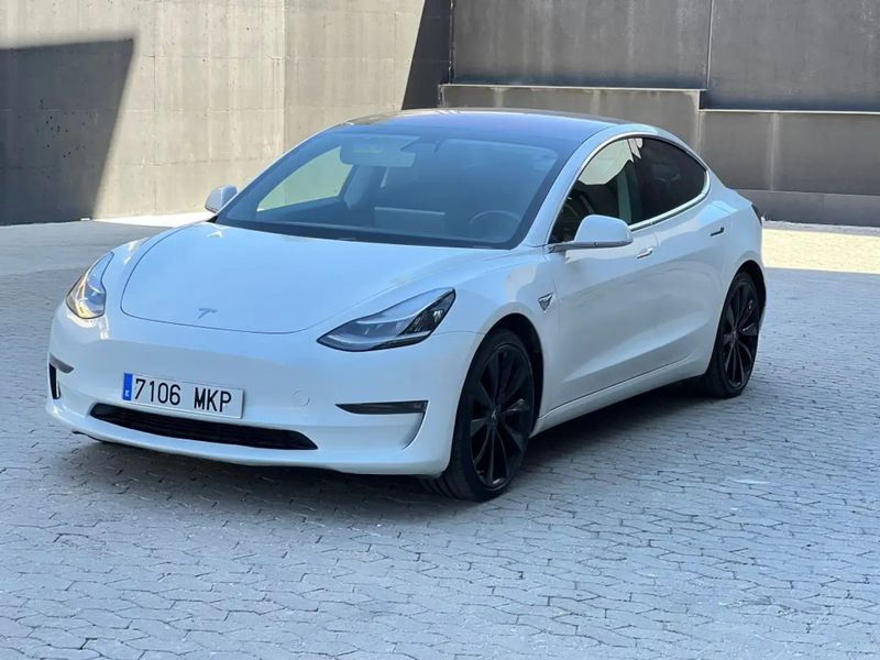 Tesla Model 3 • 2019 • 99,000 km 1