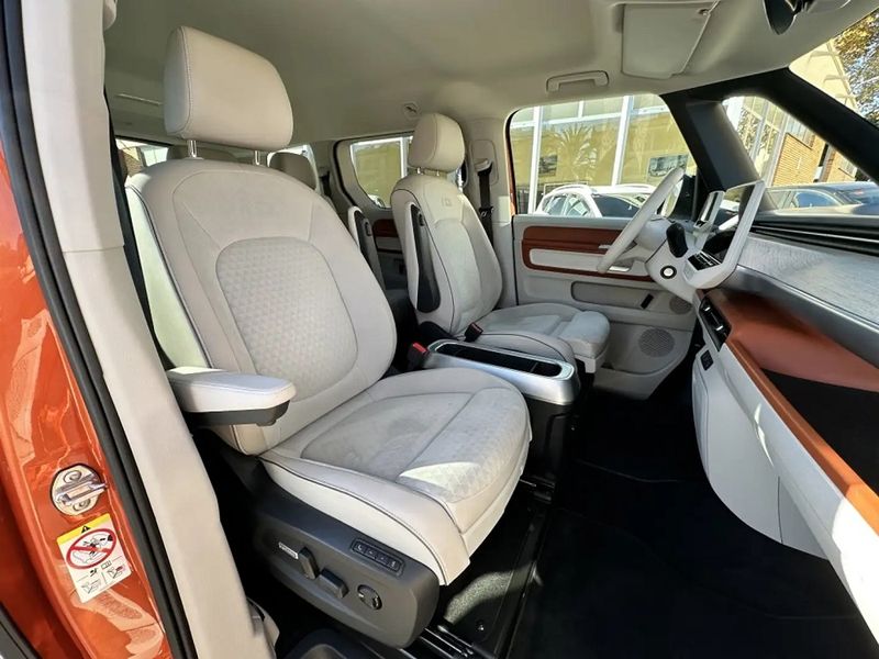 Volkswagen Caravelle • 2023 • 14,000 km 11