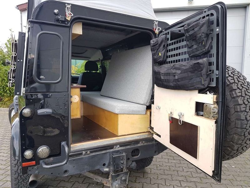 Land Rover Defender • 2007 • 209,200 km 4