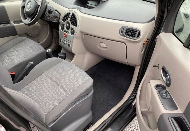 Renault Mégane • 2004 • 180,000 km 4