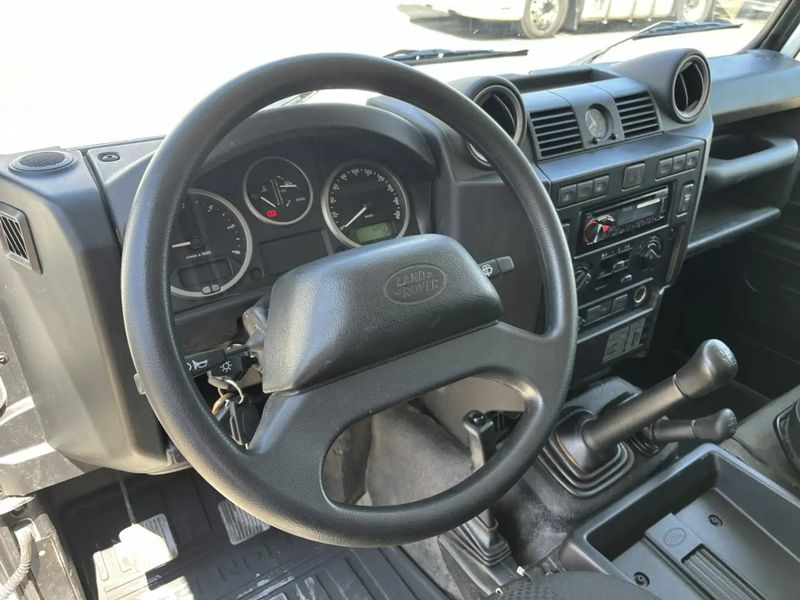 Land Rover Defender • 2016 • 53,000 km 3