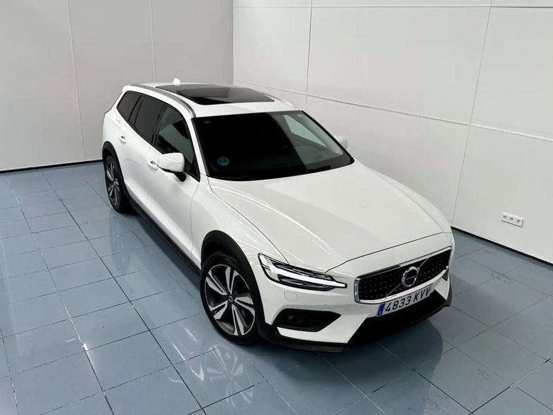 Volvo V60 • 2019 • 125,000 km 1