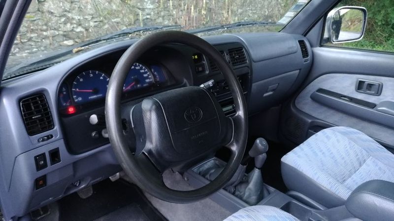 Toyota Hilux • 1998 • 225,000 km 5