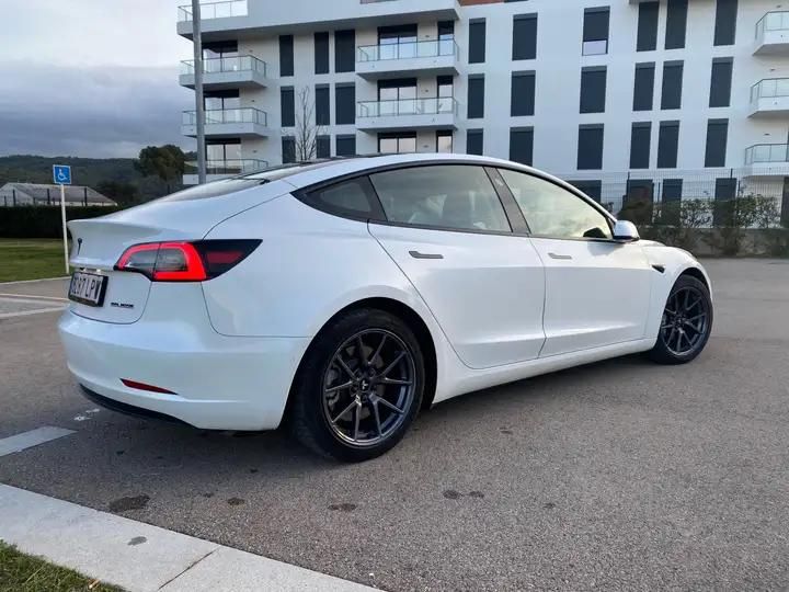 Tesla Model 3 • 2021 • 47,000 km 1