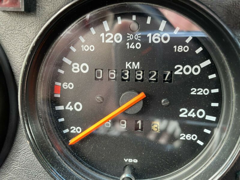 Porsche 911 Carrera • 1984 • 63,827 km 14