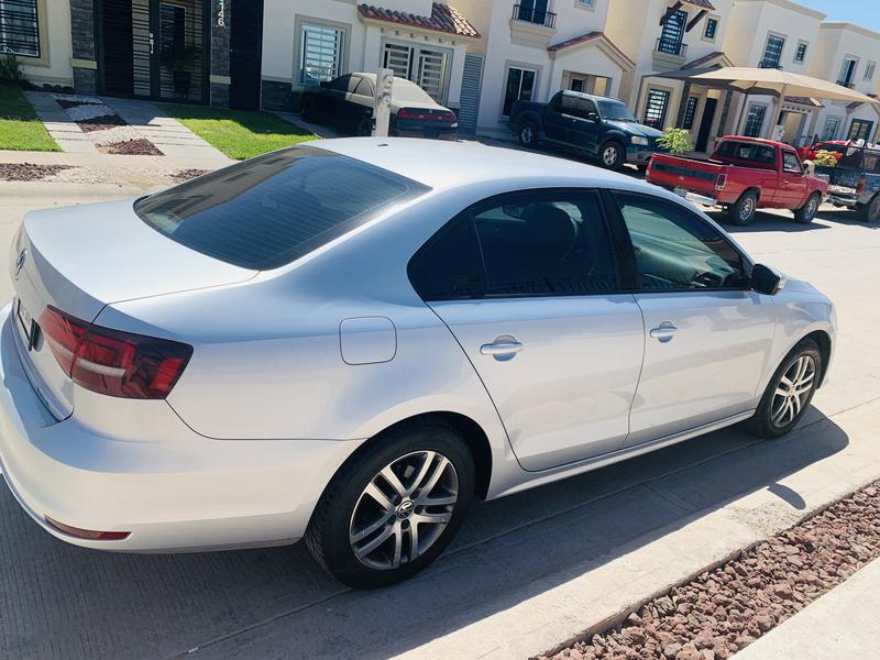 Volkswagen Jetta • 2016 • 89,000 km 3