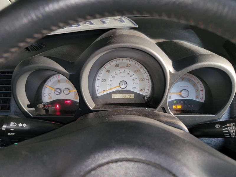 Toyota Corolla • 2005 • 155,000 km 2