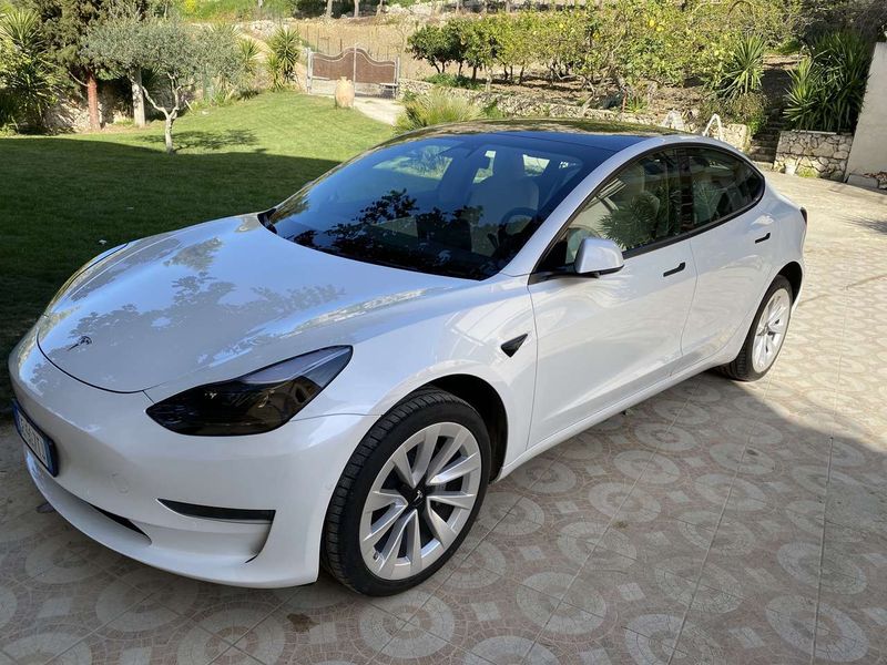 Tesla Model 3 • 2021 • 49,000 km 1