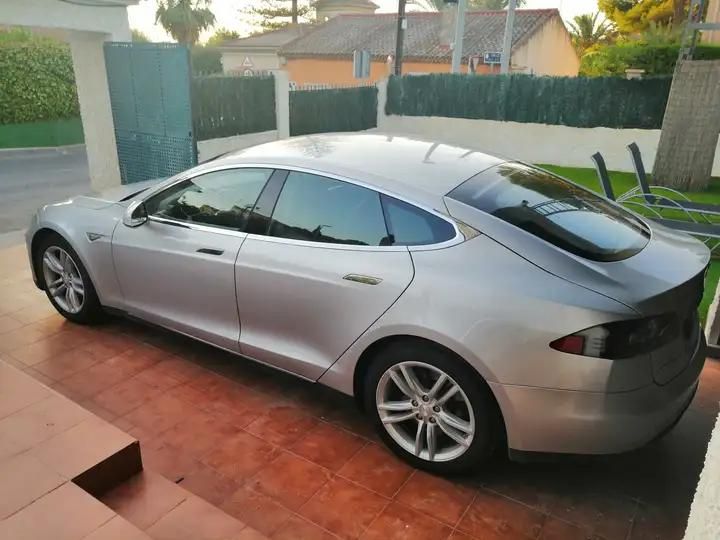 Tesla Model S • 2013 • 285,382 km 2