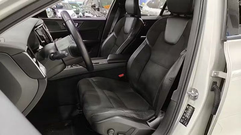 Volvo V60 • 2018 • 81,513 km 5