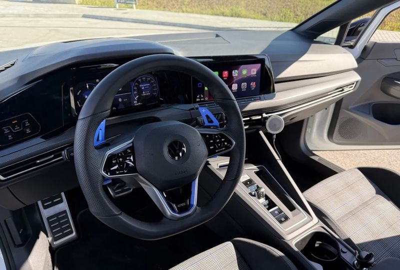 Volkswagen Golf • 2021 • 49,125 km 4