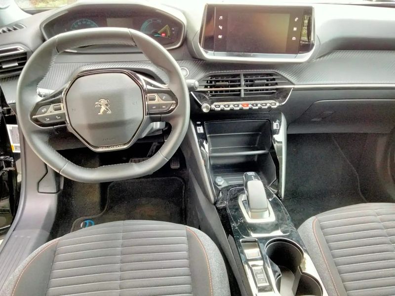 Peugeot 2008 • 2021 • 18,000 km 4