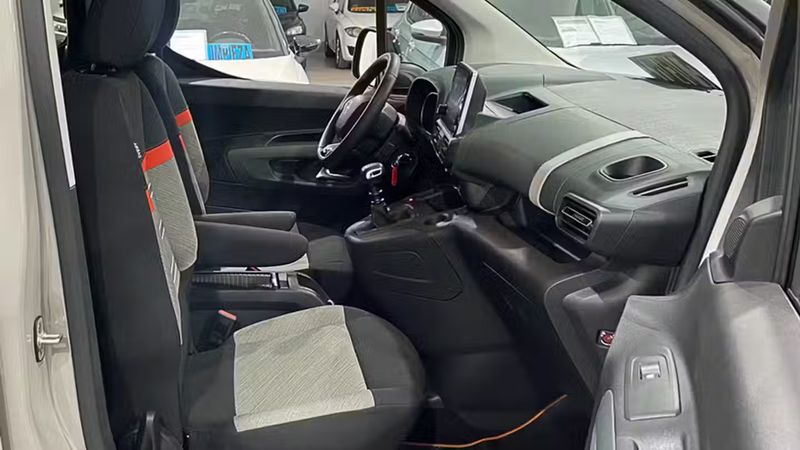 Citroën Berlingo • 2022 • 10,085 km 12